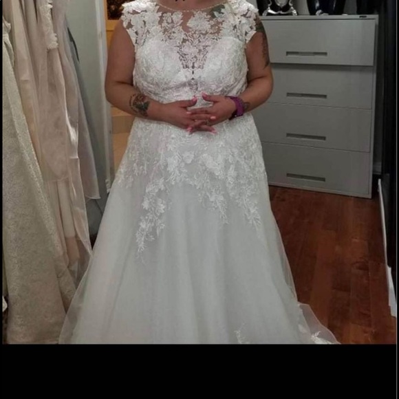 Wedding dress - Picture 2 of 5